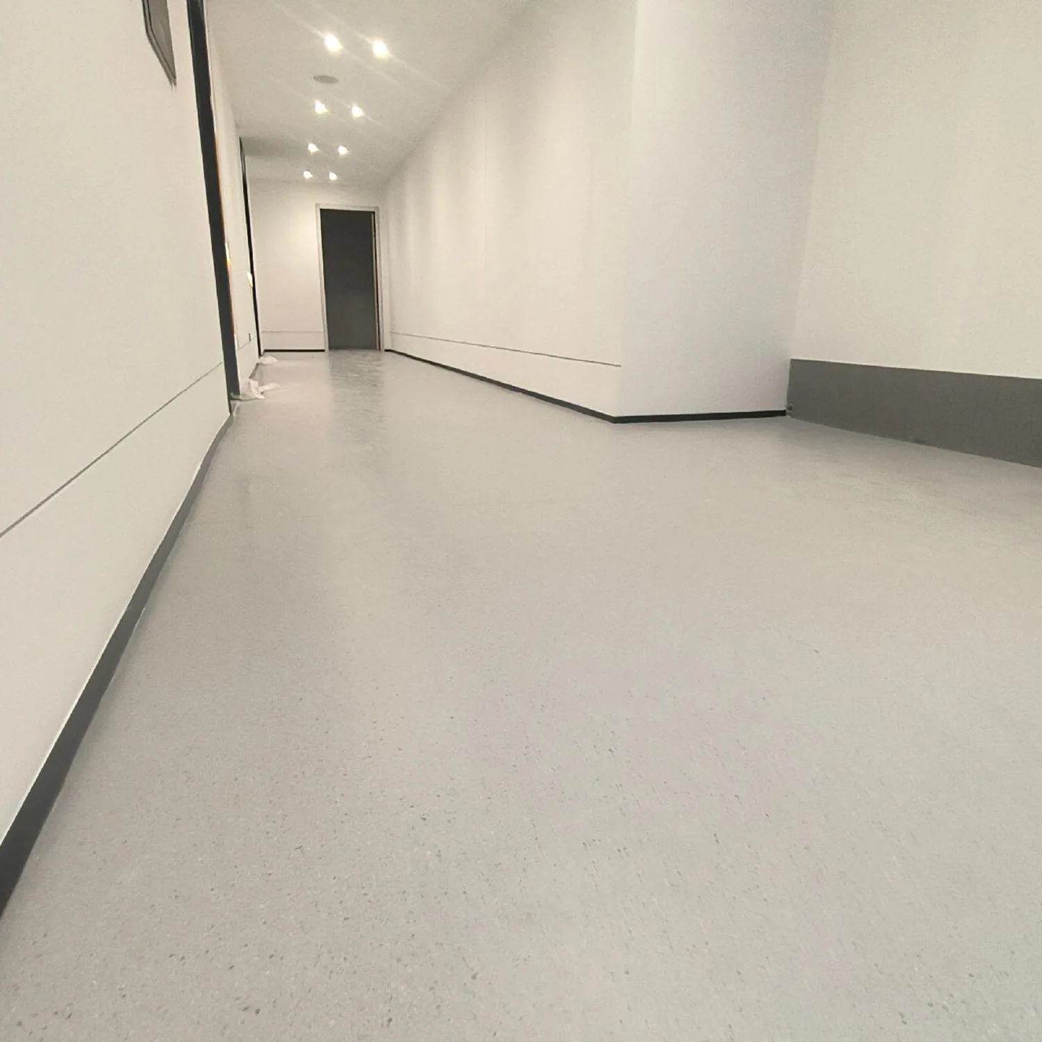 Enclosed interior corridor with a continuous light floor