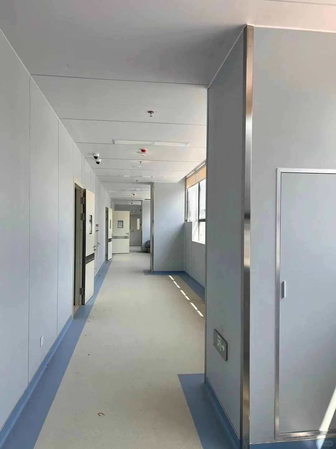 Light-floored corridor with adjoining rooms