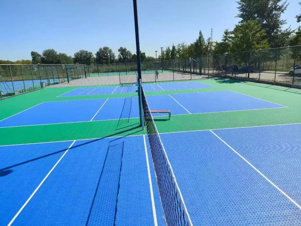Net and playing lines on an outdoor tennis court